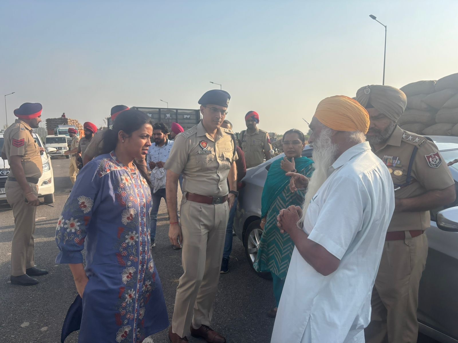 ਡੀ ਸੀ ਆਸ਼ਿਕਾ ਜੈਨ ਤੇ ਐਸ ਐਸ ਪੀ ਦੀਪਕ ਪਾਰਿਕ ਝੋਨੇ ਦੇ ਖਰੀਦ ਕਾਰਜਾਂ ਦਾ ਜਾਇਜ਼ਾ ਲੈਣ ਪੁੱਜੇ